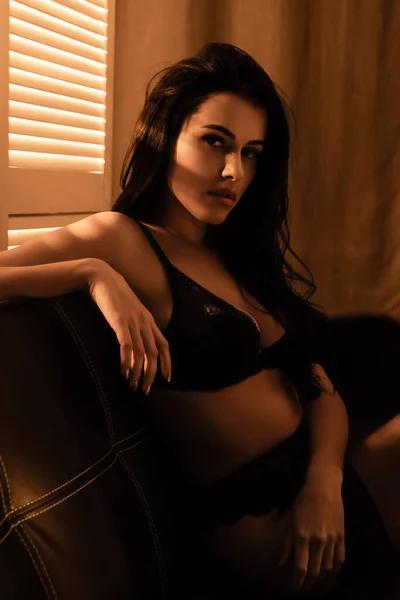 Sexy Žena Krajkové Spodní Prádlo Sedí Černé Pohovce — Stock fotografie