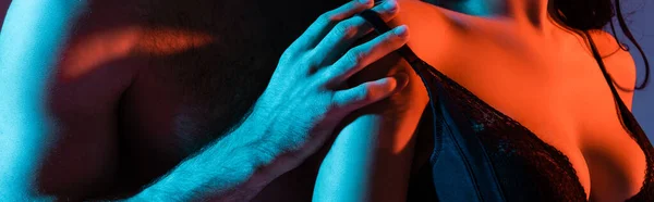 Πανοραμική Καλλιέργεια Shirtless Άνθρωπος Αγγίζοντας Σουτιέν Της Σέξι Γυναίκα — Φωτογραφία Αρχείου