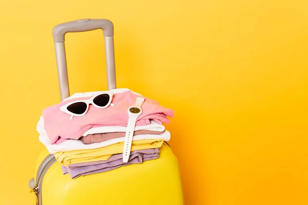 Ταξιδιωτική Τσάντα Καλοκαιρινά Ρούχα Και Αξεσουάρ Κίτρινο Φόντο — Φωτογραφία Αρχείου