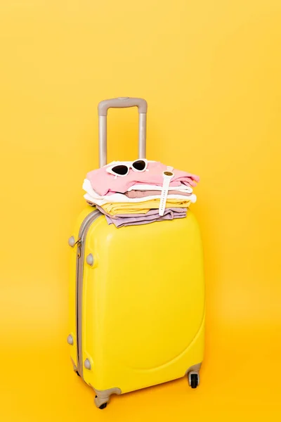 Bolsa Viaje Con Ropa Verano Accesorios Aislados Amarillo — Foto de Stock