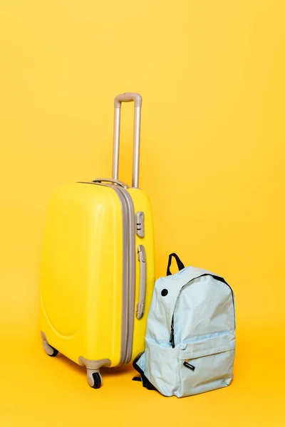 Borsa Viaggio Con Zaino Sfondo Giallo — Foto Stock