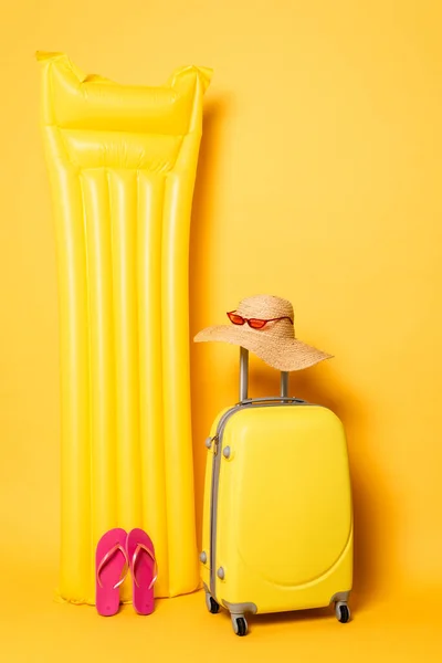 Borsa Viaggio Vicino Piscina Galleggiante Con Accessori Spiaggia Sfondo Giallo — Foto Stock