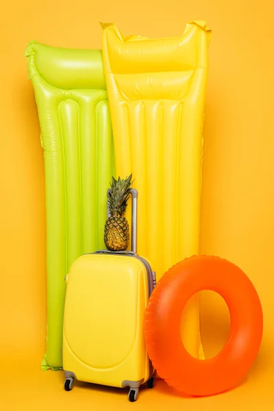 Reisetasche Mit Ananas Pool Schwimmt Auf Gelbem Hintergrund — Stockfoto