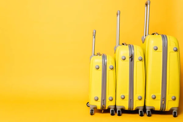 Stapel Von Reisetaschen Auf Gelbem Hintergrund — Stockfoto