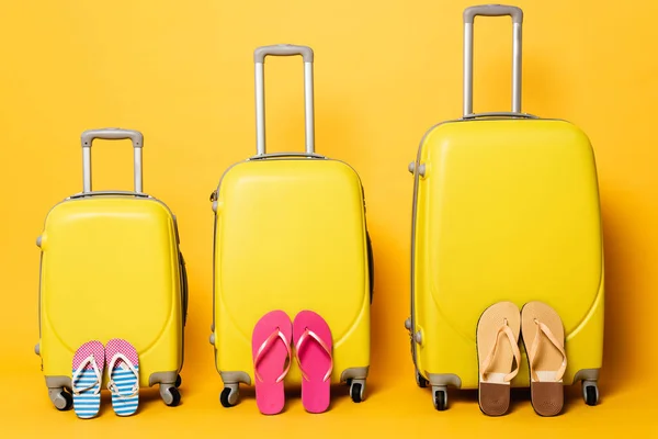 Reisetaschen Mit Familien Flip Flops Auf Gelb — Stockfoto