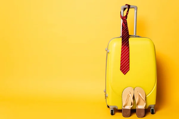黄色旅行袋 红色领带 黄色隔离 — 图库照片