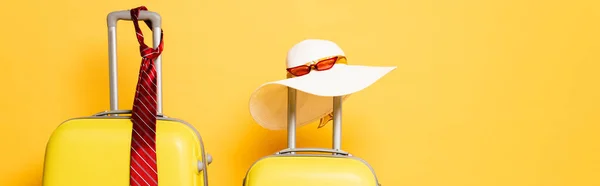 Reiszakken Met Mannelijke Vrouwelijke Accessoires Geïsoleerd Geel Panoramisch Schot — Stockfoto