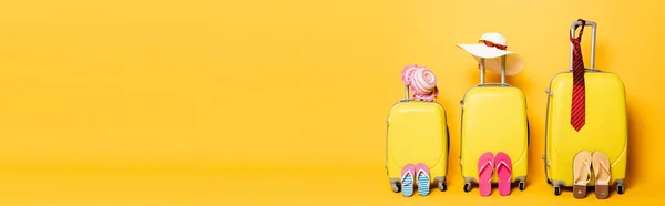 Familien Reisetaschen Mit Strand Sommer Accessoires Isoliert Auf Gelb Panoramaaufnahme — Stockfoto