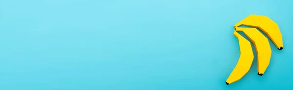 Вид Зверху Паперових Бананів Синьому Фоні Панорамний Знімок — стокове фото