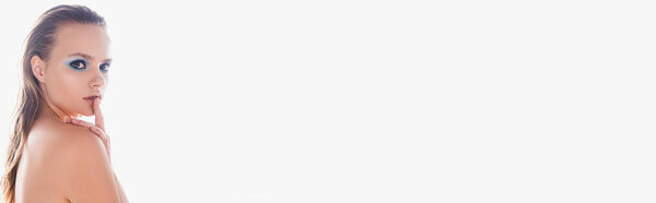 панорамный снимок обнаженной девушки с макияжем касающихся губ, изолированных на белом 