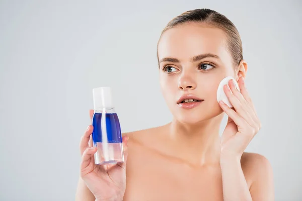 Naakte Vrouw Houden Fles Tijdens Het Aanbrengen Van Toner Met — Stockfoto