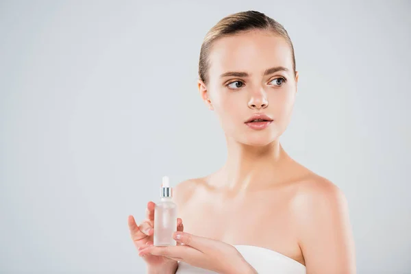 Aantrekkelijke Jonge Vrouw Houden Fles Met Serum Geïsoleerd Grijs — Stockfoto