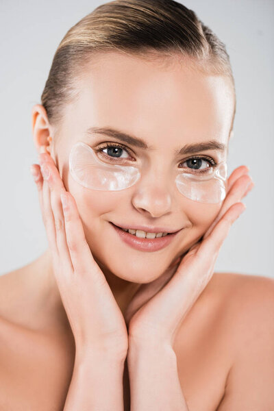 веселая девушка с повязками на глазу трогательное лицо, изолированное от серого