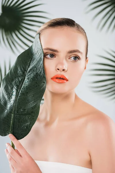 Mulher Atraente Com Maquiagem Segurando Folha Verde Branco — Fotografia de Stock