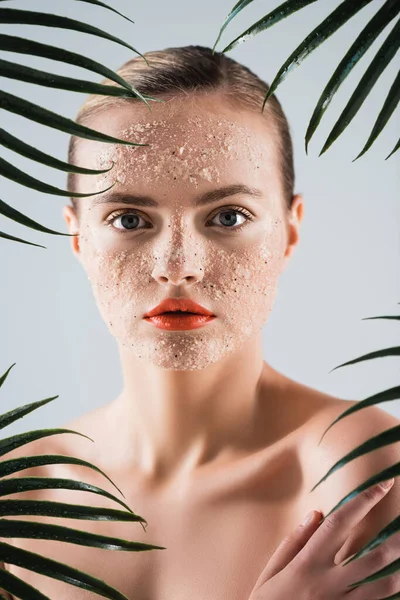 Nackte Frau Mit Make Und Peeling Gesicht Schaut Die Kamera — Stockfoto