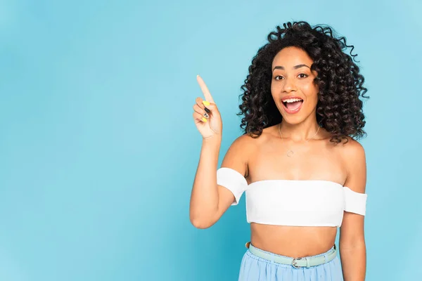 Animado Afro Americano Menina Apontando Com Dedo Isolado Azul — Fotografia de Stock