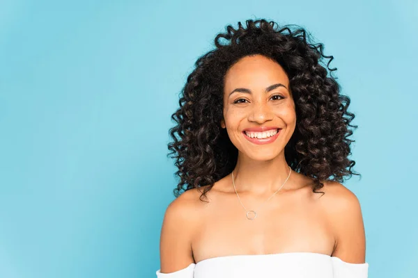 Glücklich Afrikanisch Amerikanische Frau Lächelt Isoliert Auf Blau — Stockfoto