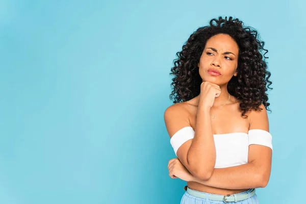 Chica Afroamericana Pensativa Mirando Hacia Otro Lado Aislado Azul — Foto de Stock