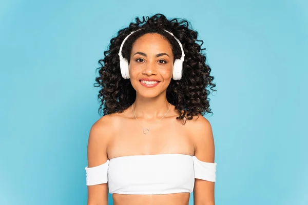 Chica Afroamericana Feliz Escuchando Música Auriculares Inalámbricos Aislados Azul —  Fotos de Stock