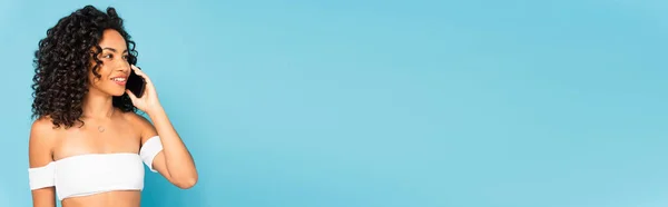 Заголовок Веб Сайту Щасливої Афроамериканської Дівчини Розмовляє Смартфоні Ізольовано Синьому — стокове фото