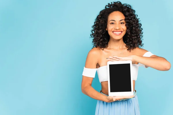 Mujer Afroamericana Feliz Sosteniendo Tableta Digital Con Pantalla Blanco Aislada — Foto de Stock