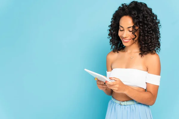 Happy African American Woman Using Digital Tablet Blue — Stock Photo, Image