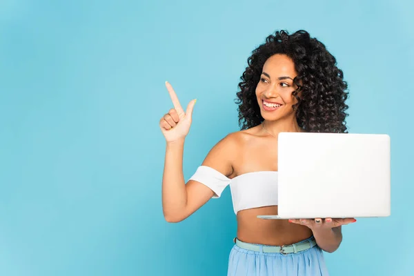 Mujer Afroamericana Feliz Sosteniendo Ordenador Portátil Señalando Con Dedo Azul — Foto de Stock