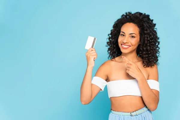 Curly African American Woman Pointing Finger Credit Card Isolated Blue — Stock Photo, Image