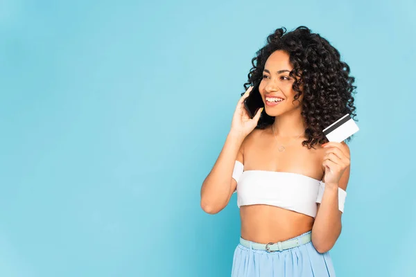 Mujer Afroamericana Feliz Sosteniendo Tarjeta Crédito Hablando Teléfono Inteligente Aislado —  Fotos de Stock