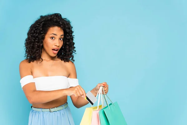 Geschokt Afrikaans Amerikaans Meisje Houden Credit Card Winkelen Tassen Blauw — Stockfoto