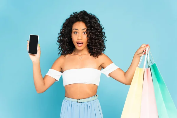 Surprised African American Woman Holding Shopping Bags Smartphone Blank Screen — Stock Photo, Image