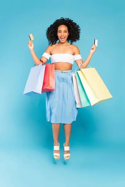 Boldog Afro Amerikai Lány Kezében Hitelkártyák Bevásárló Táskák Miközben Ugrás — Stock Fotó