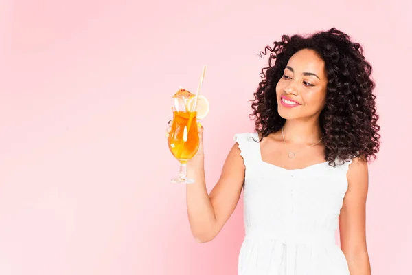 Menina Americana Africana Alegre Olhando Para Vidro Com Coquetel Rosa — Fotografia de Stock