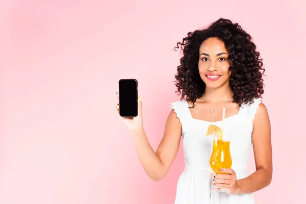 Alegre Afroamericana Chica Sosteniendo Smartphone Con Pantalla Blanco Cóctel Rosa — Foto de Stock