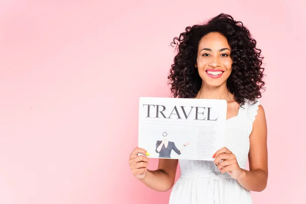 Happy African American Girl Holding Travel Newspaper Isolated Pink — Stock Photo, Image