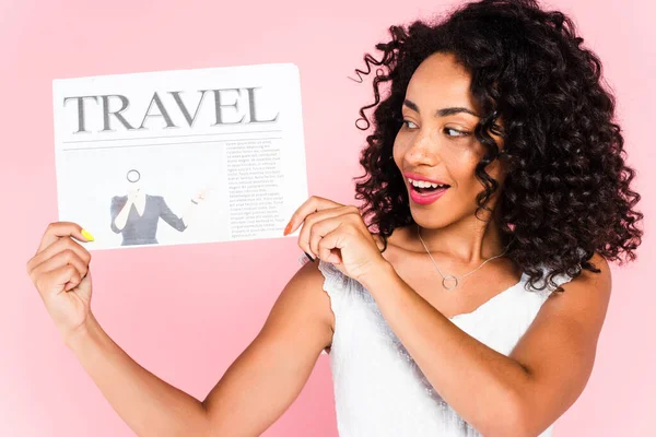 Chica Afroamericana Feliz Mirando Periódico Viaje Aislado Rosa — Foto de Stock