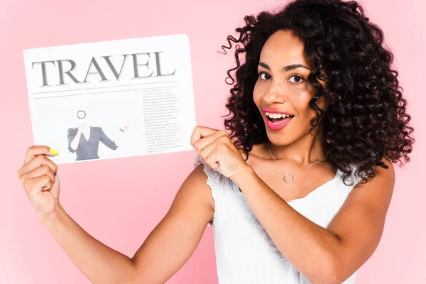 Mujer Afroamericana Emocionada Sosteniendo Periódico Viaje Aislado Rosa — Foto de Stock