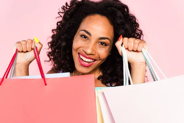 Gülümseyen Afrikalı Amerikalı Kadın Alışveriş Çantalarını Pembe Üzerinde Soyutlamış — Stok fotoğraf
