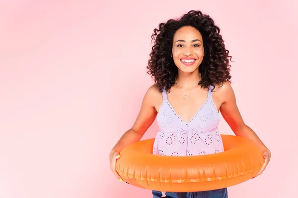 Sonriente Mujer Afroamericana Pie Con Anillo Natación Aislado Rosa — Foto de Stock