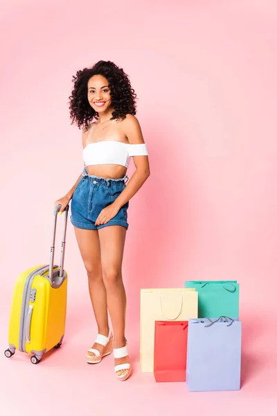 Cheerful African American Woman Standing Luggage Shopping Bags Pink — Stock Photo, Image