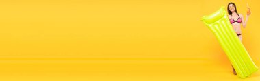 panoramik konsept güneş gözlüklü mutlu kız kokteyl ve sarı üzerinde şişme yatak
