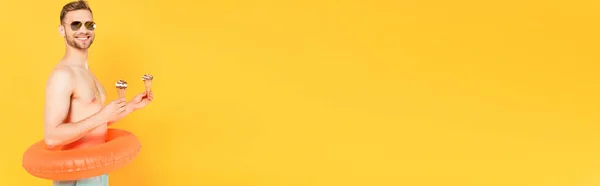 Панорамний Знімок Веселого Сорочкового Чоловіка Сонцезахисних Окулярах Плавальним Кільцем Тримає — стокове фото