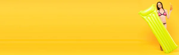 Панорамна Концепція Щасливої Дівчини Сонцезахисних Окулярах Тримає Коктейль Надувний Матрац — стокове фото