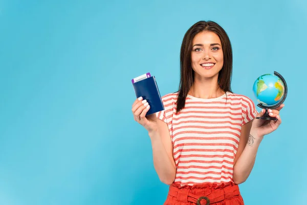Szczęśliwy Dziewczyna Gospodarstwa Paszport Globus Odizolowany Niebieski — Zdjęcie stockowe