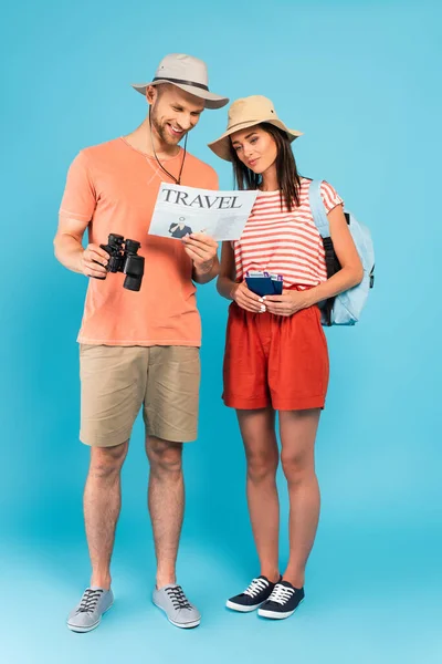 Viajeros Felices Sombreros Leyendo Periódico Viaje Azul — Foto de Stock