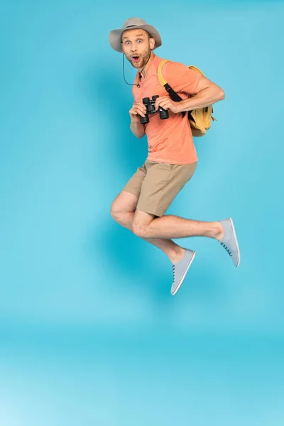 Shocked Man Hat Holding Binoculars Jumping Blue — Stock Photo, Image