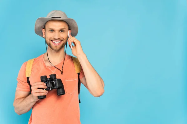 Šťastný Muž Drží Dalekohled Mluví Smartphone Izolované Modré — Stock fotografie