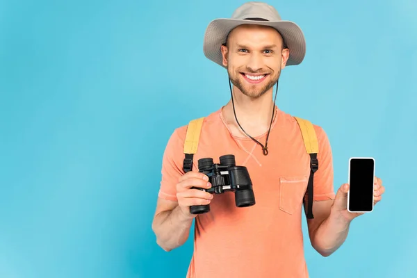 Cheerful Man Holding Binoculars Smartphone Blank Screen Blue — Stock Photo, Image