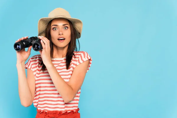 Jeune Femme Surprise Chapeau Tenant Des Jumelles Isolées Sur Bleu — Photo