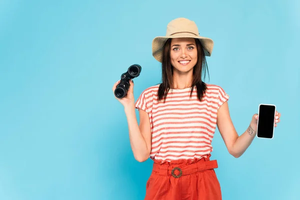 Happy Woman Hat Holding Smartphone Blank Screen Binoculars Blue — Stock Photo, Image